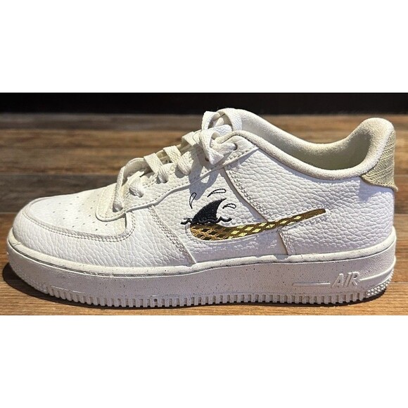 Nike Sun Club Air Force 1 Shoes Size 6.5Y White Shark Swoosh DQ7690-100 - Picture 4 of 9
